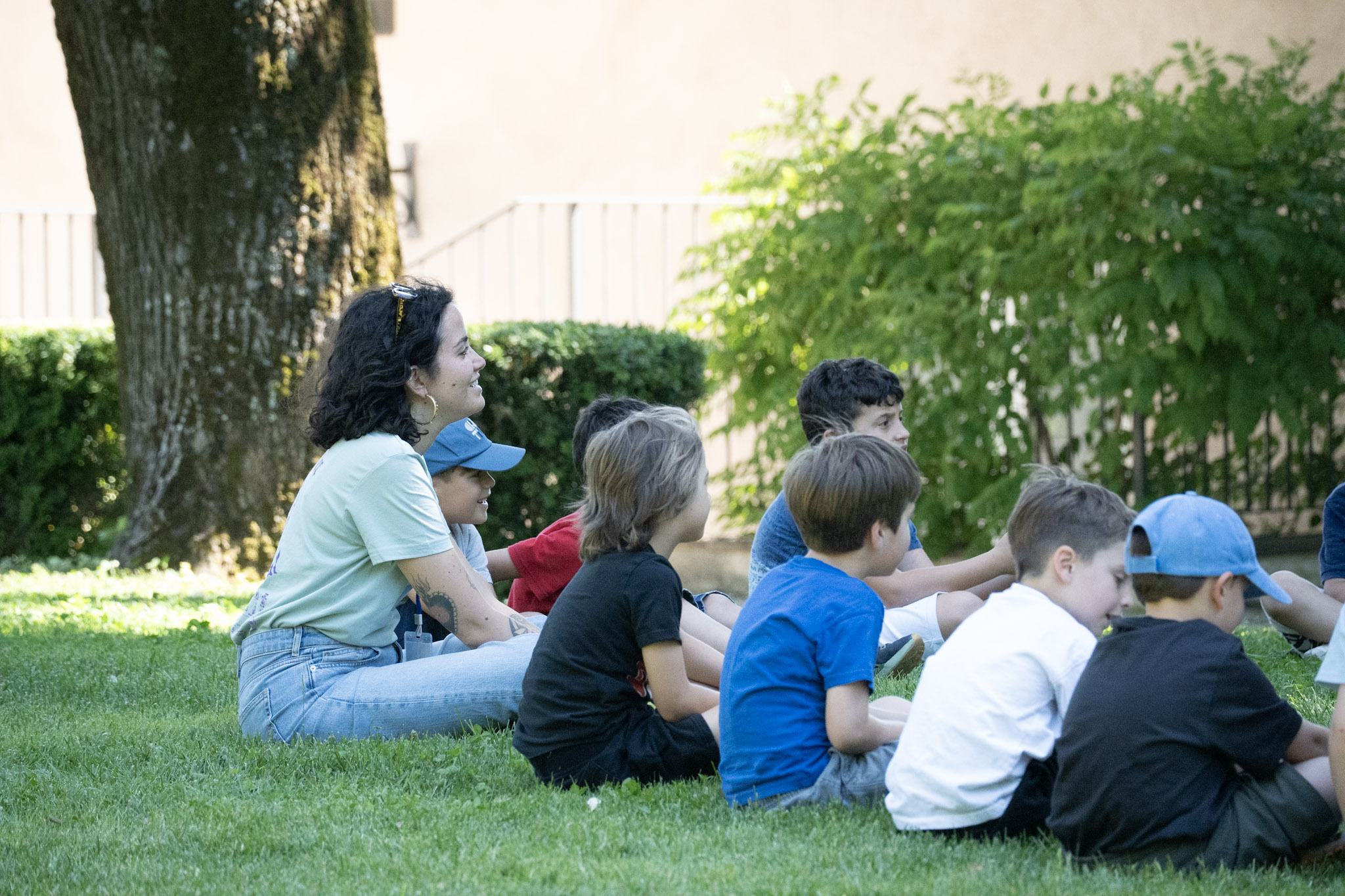 Bambini durante un laboratorio di outdoor education nel bosco in Umbria