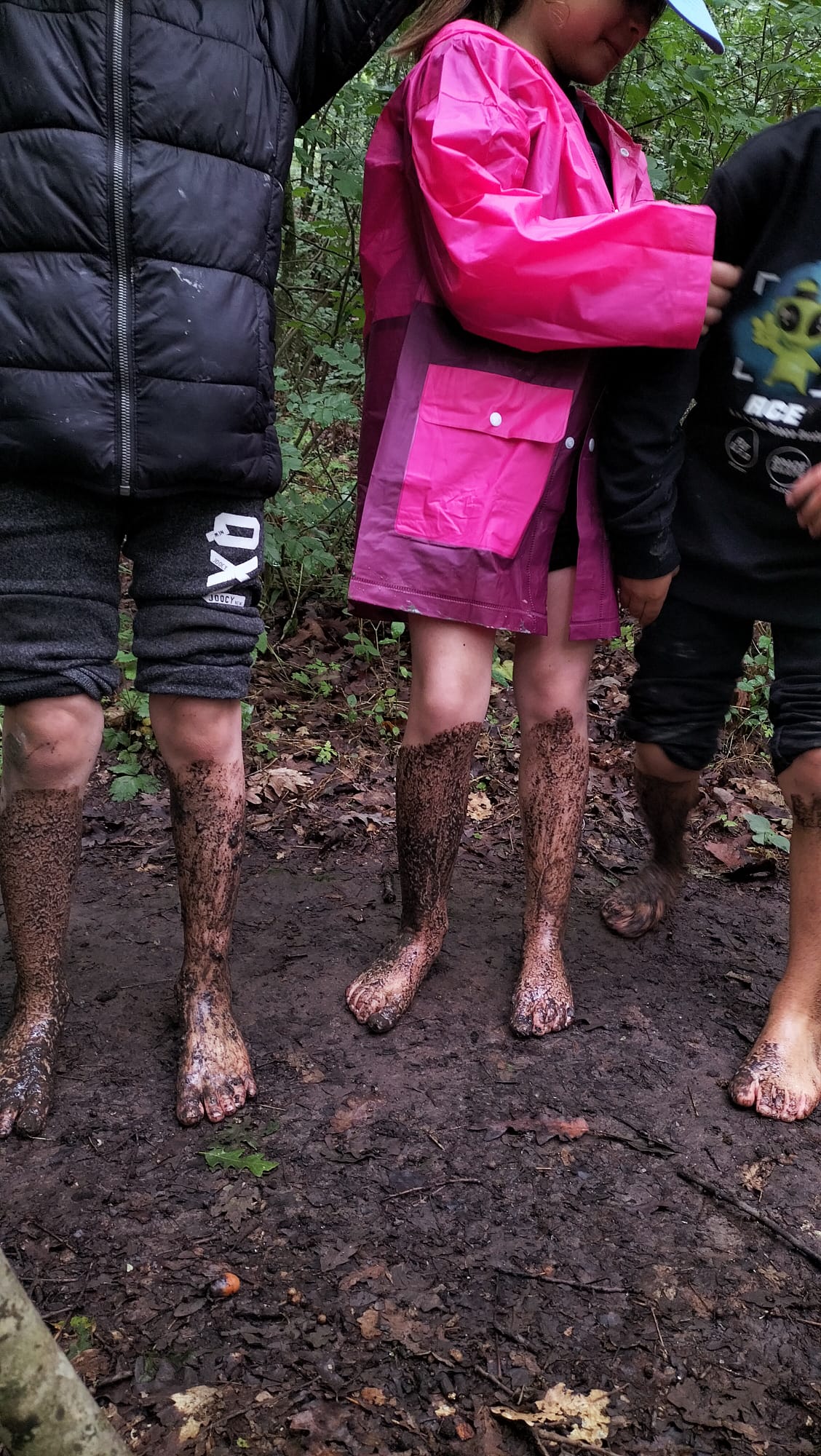 Piedi scalzi nel fango durante un'escursione nella natura
